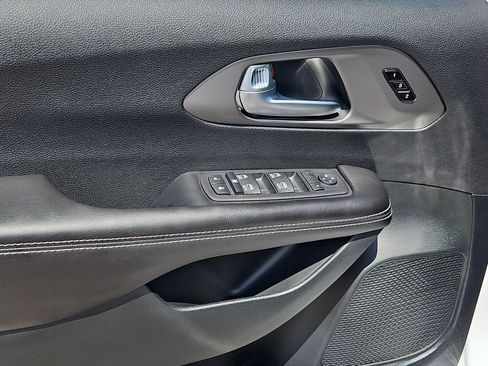 New 2027 Chrysler Pacifica Select FWD image 21