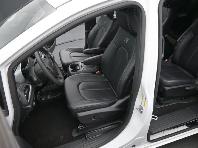 Used 2024 Chrysler Pacifica Limited FWD image 17