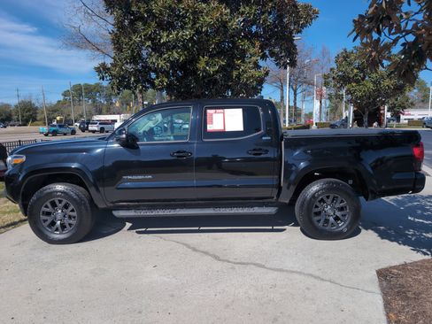 Used 2022 Toyota Tacoma SR5 w/ Technology Package image 7