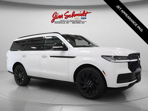 Used 2025 Lincoln Navigator Reserve w/ Jet Appearance Package AWD/4WD image 2
