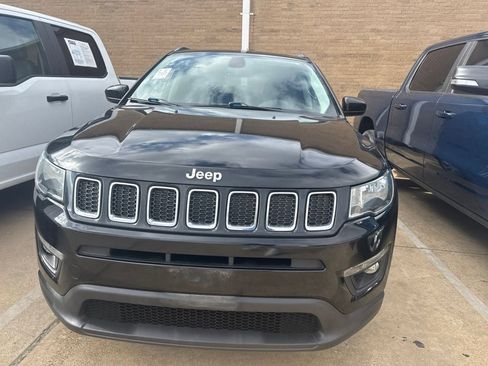Used 2018 Jeep Compass Latitude w/ Popular Equipment Group FWD image 2