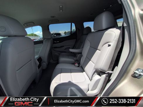 Used 2023 GMC Acadia SLT FWD image 17