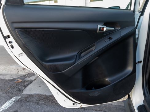 Used 2010 Pontiac Vibe w/ Preferred Package image 11