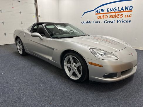 Used 2005 Chevrolet Corvette Coupe w/ Preferred Equipment Group RWD image 2
