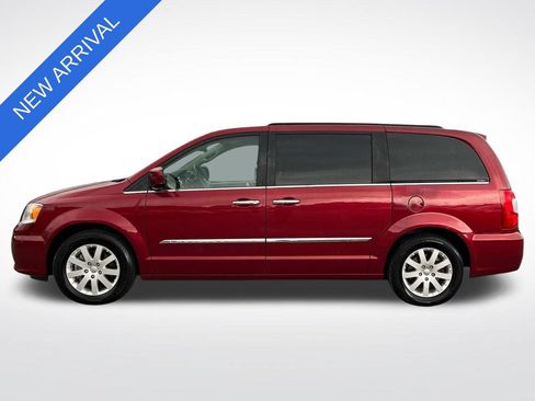 Used 2016 Chrysler Town & Country Touring w/ Driver Convenience Group FWD image 6