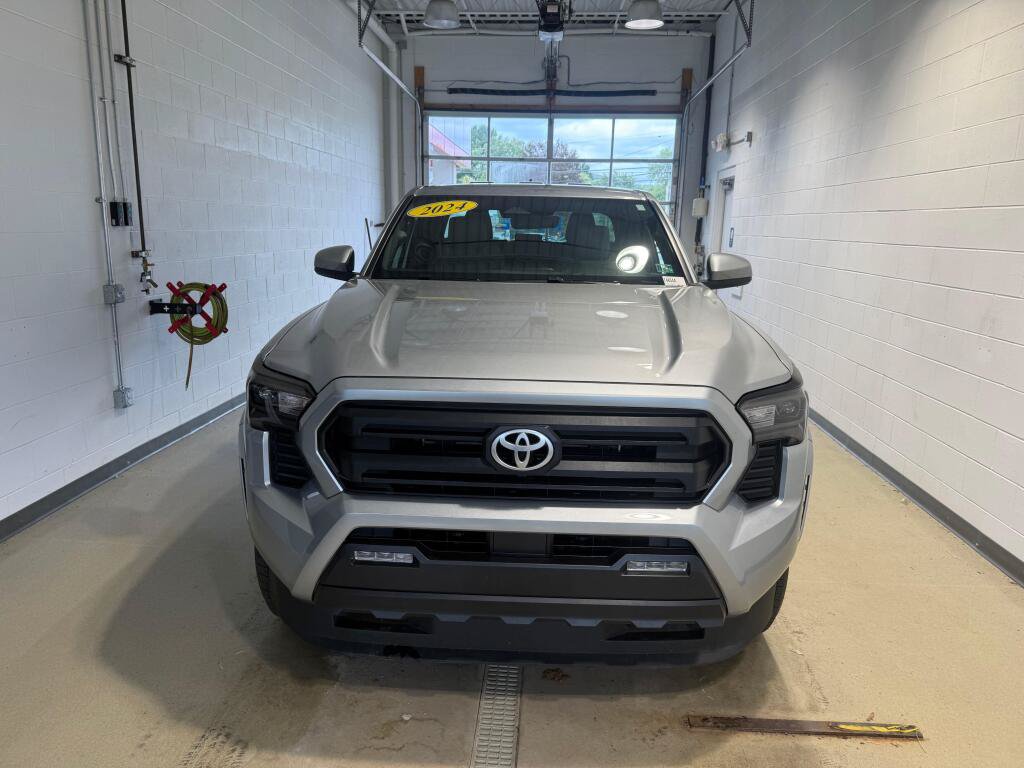 Certified 2024 Toyota Tacoma SR5 AWD/4WD image 8
