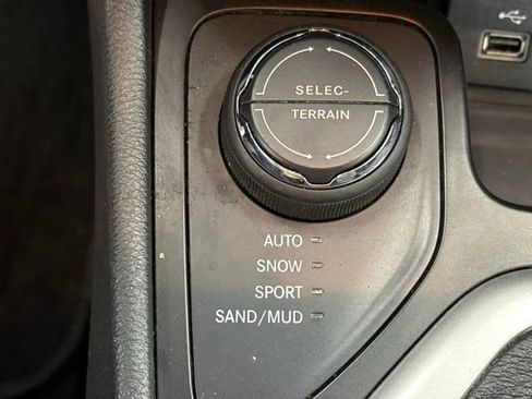 Used 2014 Jeep Cherokee Latitude image 24