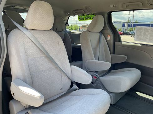 Used 2017 Toyota Sienna LE AWD/4WD image 38
