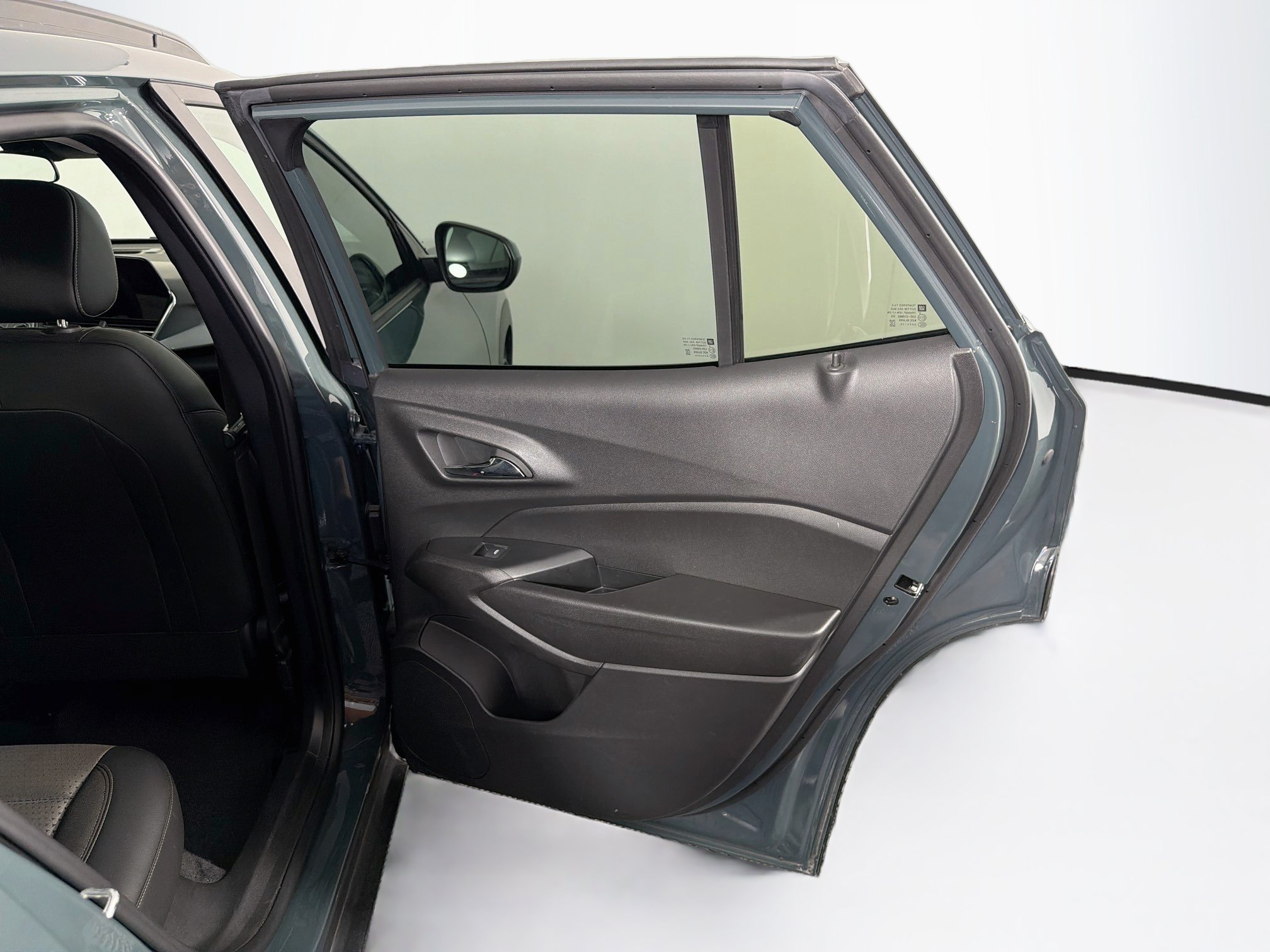 Used 2025 Chevrolet Trax LT FWD image 29
