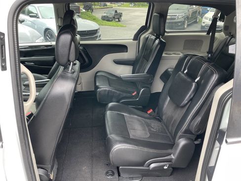 Used 2019 Dodge Grand Caravan SXT image 9