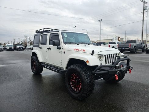 Used 2018 Jeep Wrangler Unlimited Sahara image 4