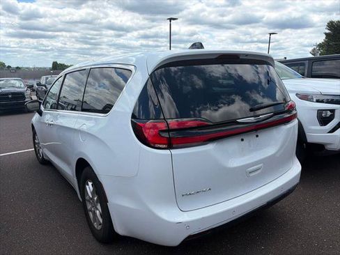 Certified 2024 Chrysler Pacifica Touring-L FWD image 9