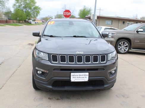 Used 2017 Jeep Compass Latitude w/ Popular Equipment Group AWD/4WD image 3