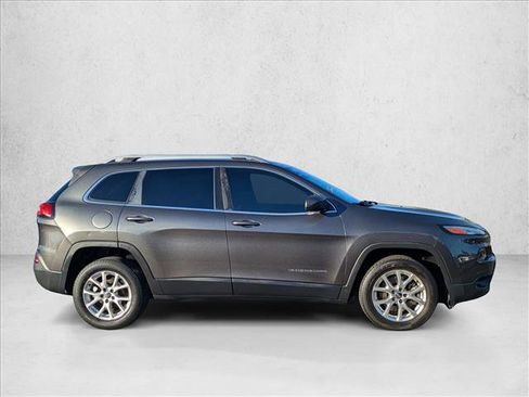 Used 2015 Jeep Cherokee Latitude image 3