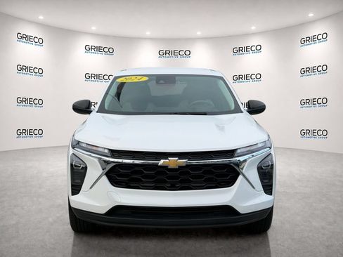Used 2024 Chevrolet Trax LS FWD image 2