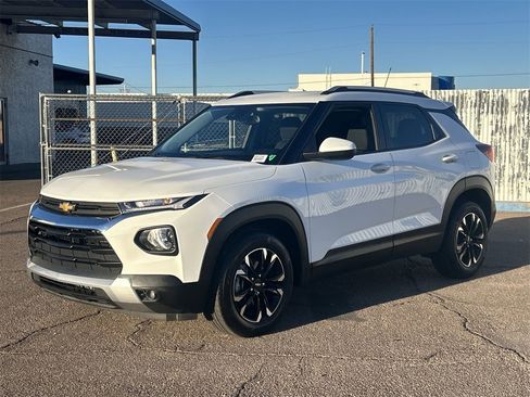 Used 2023 Chevrolet TrailBlazer LT w/ Convenience Package image 3