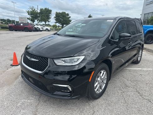 New 2025 Chrysler Pacifica Select w/ Uconnect Theater Family Group image 12