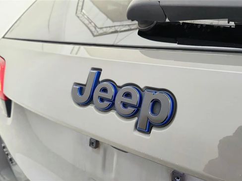 Used 2019 Jeep Grand Cherokee Laredo AWD/4WD image 16