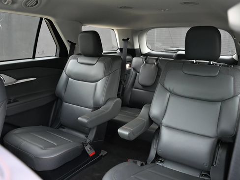 Used 2025 Ford Explorer Active w/ Active Comfort Package RWD image 19