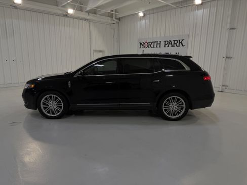 Used 2018 Lincoln MKT AWD w/ Technology Package image 2