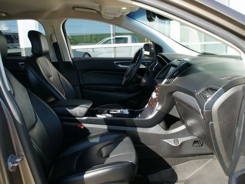 Used 2019 Ford Edge Titanium image 37
