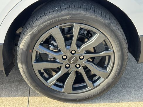 Used 2023 Chevrolet Equinox RS w/ LPO, Floor Liner Package FWD image 9