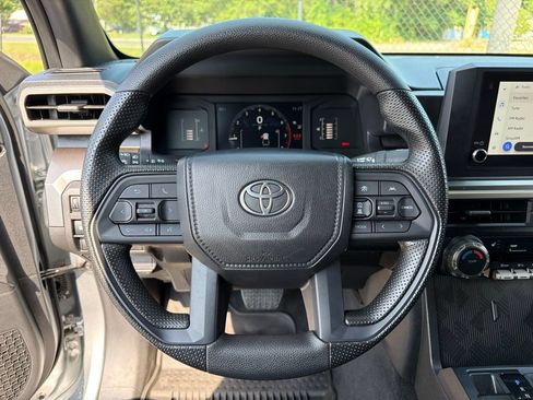 Used 2025 Toyota Tacoma SR5 AWD/4WD image 15