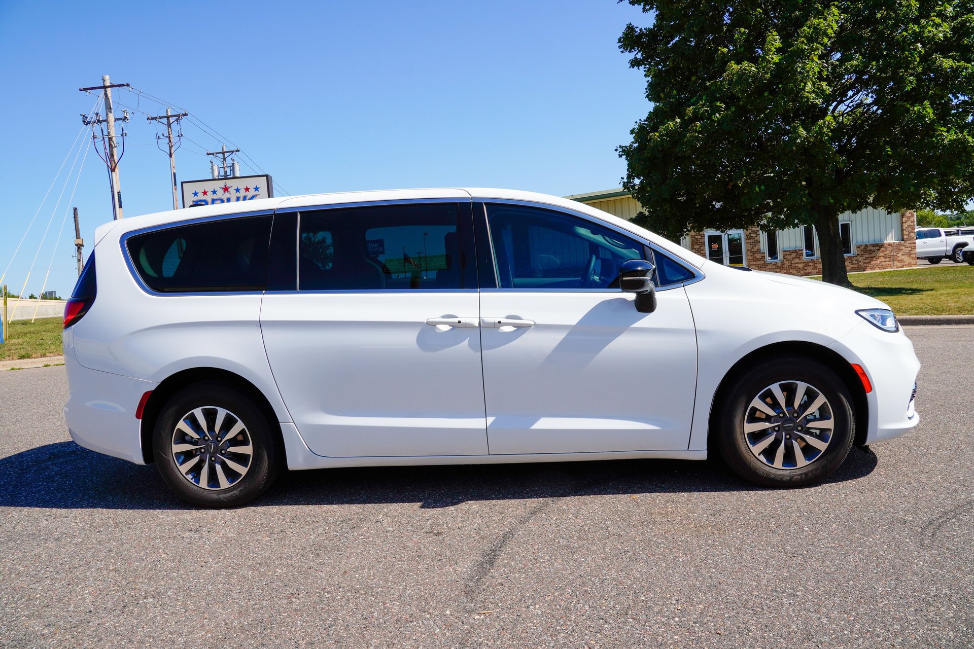 Used 2024 Chrysler Pacifica Limited FWD image 3