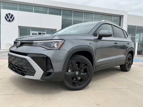 New 2025 Volkswagen Taos SE image 1