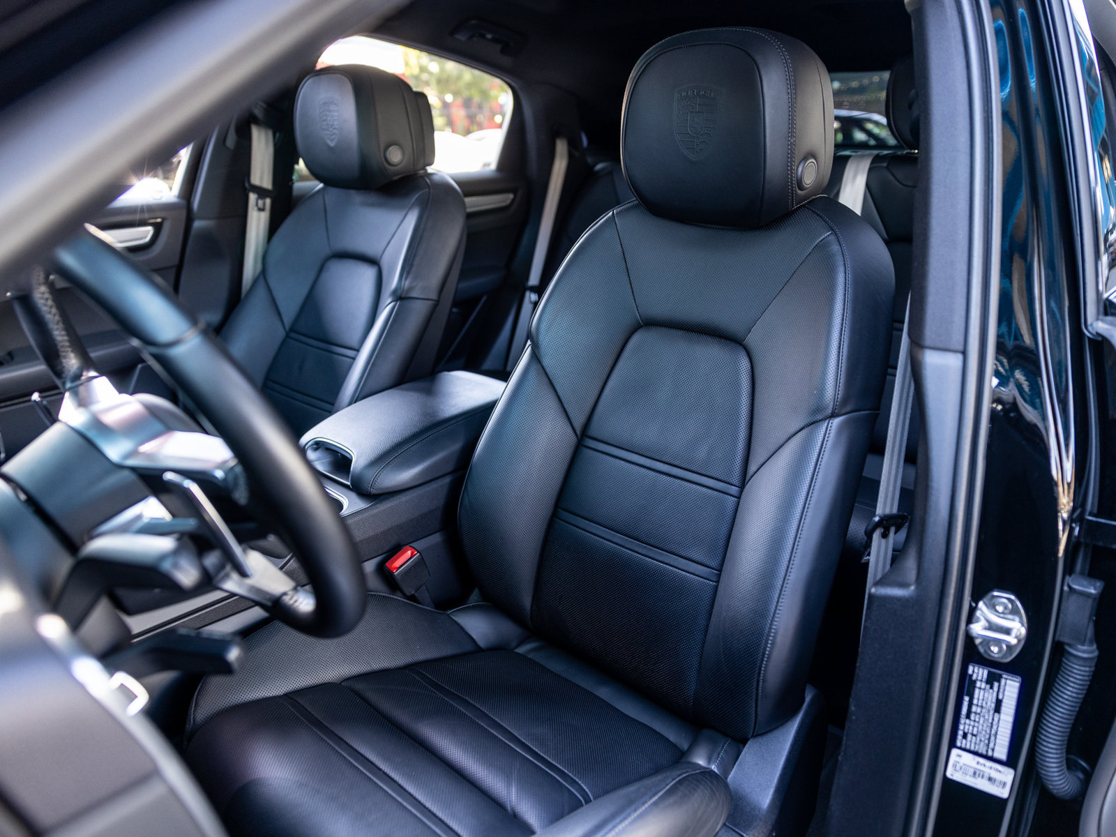 Used 2023 Porsche Cayenne Platinum Edition w/ Towing Package w/o Tow Ball AWD/4WD image 5