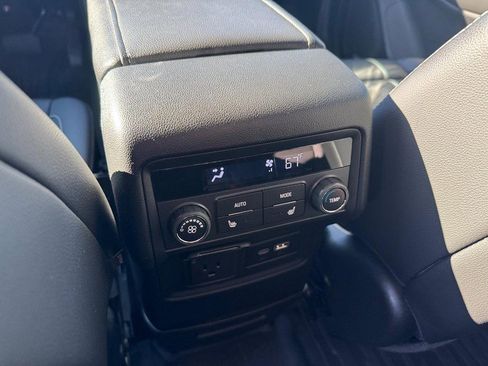 Used 2023 GMC Acadia SLT w/ Elevation Edition image 12