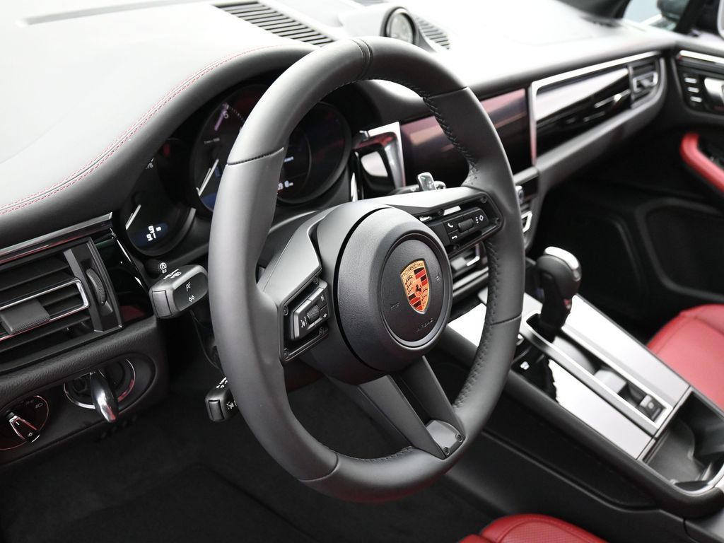 Certified 2026 Porsche Macan AWD/4WD image 17
