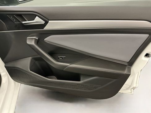 Used 2025 Volkswagen Jetta SE image 32