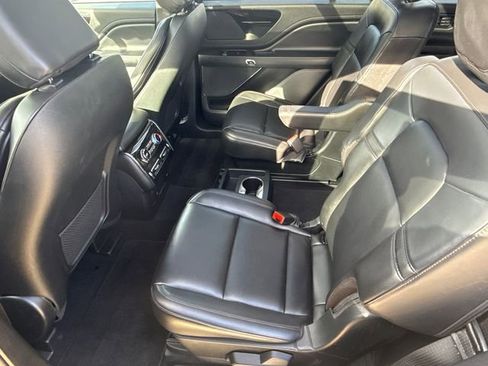 Used 2023 Lincoln Aviator AWD w/ Premium Package image 17