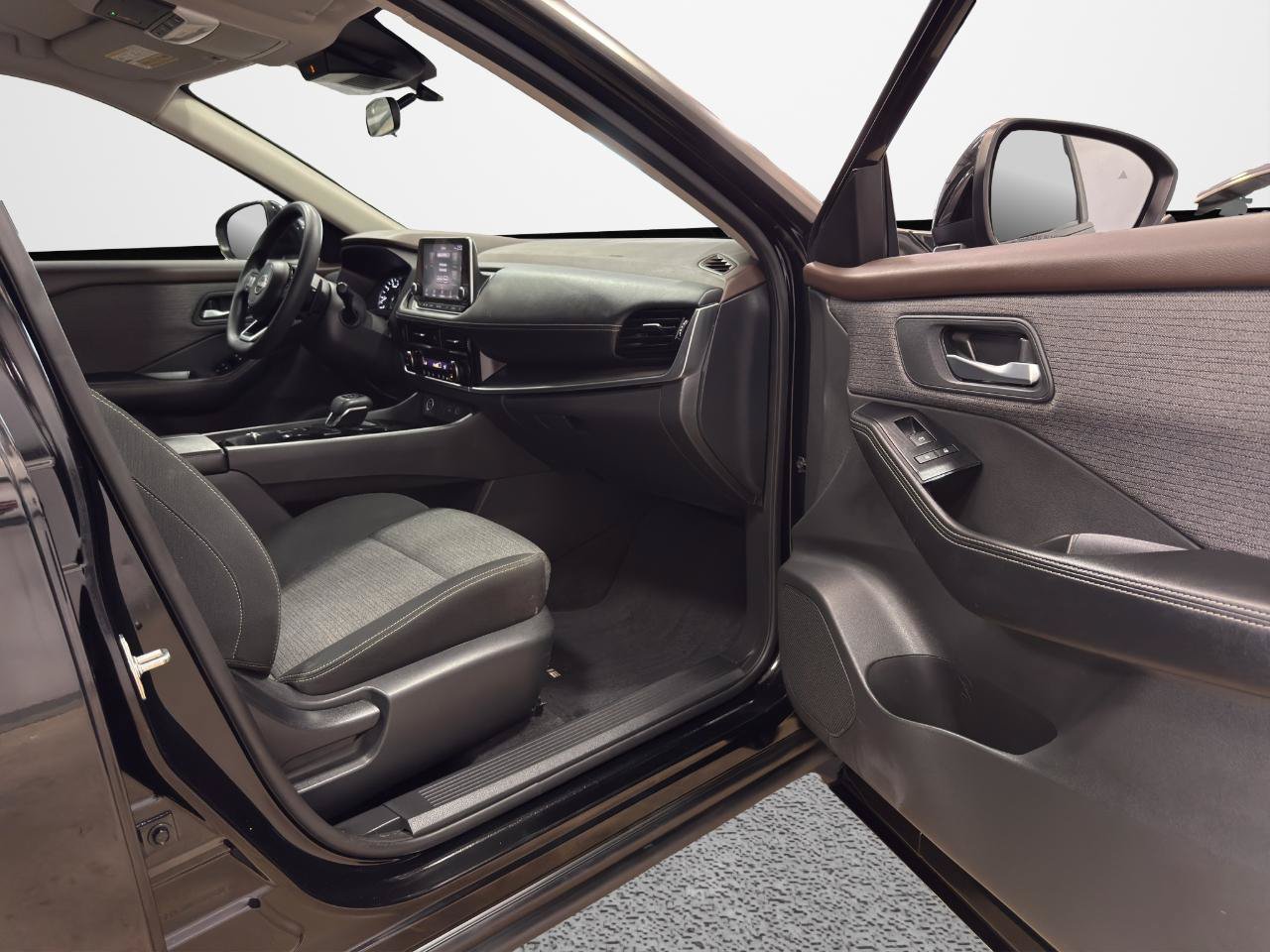 Used 2022 Nissan Rogue SV FWD image 26