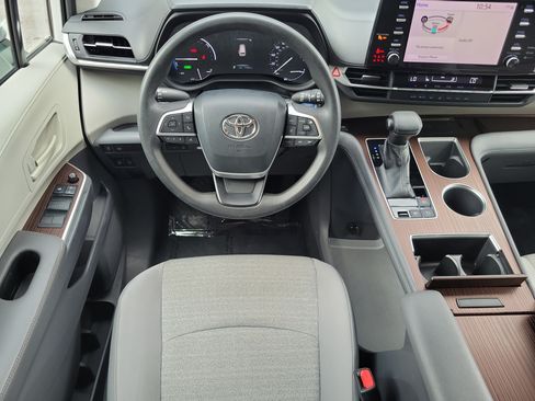 Used 2021 Toyota Sienna LE w/ LE Plus Package FWD image 14