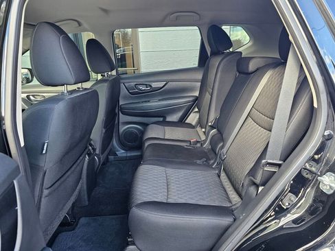 Used 2017 Nissan Rogue SV image 16