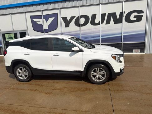 Used 2024 GMC Terrain SLE AWD/4WD image 3