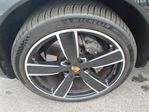 Used 2023 Porsche Cayenne AWD/4WD image 10