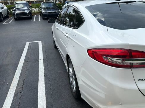 Used 2017 Ford Fusion SE w/ Fusion SE Technology Package FWD image 4