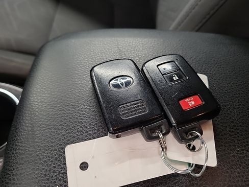 Used 2016 Toyota Tacoma SR5 AWD/4WD image 13