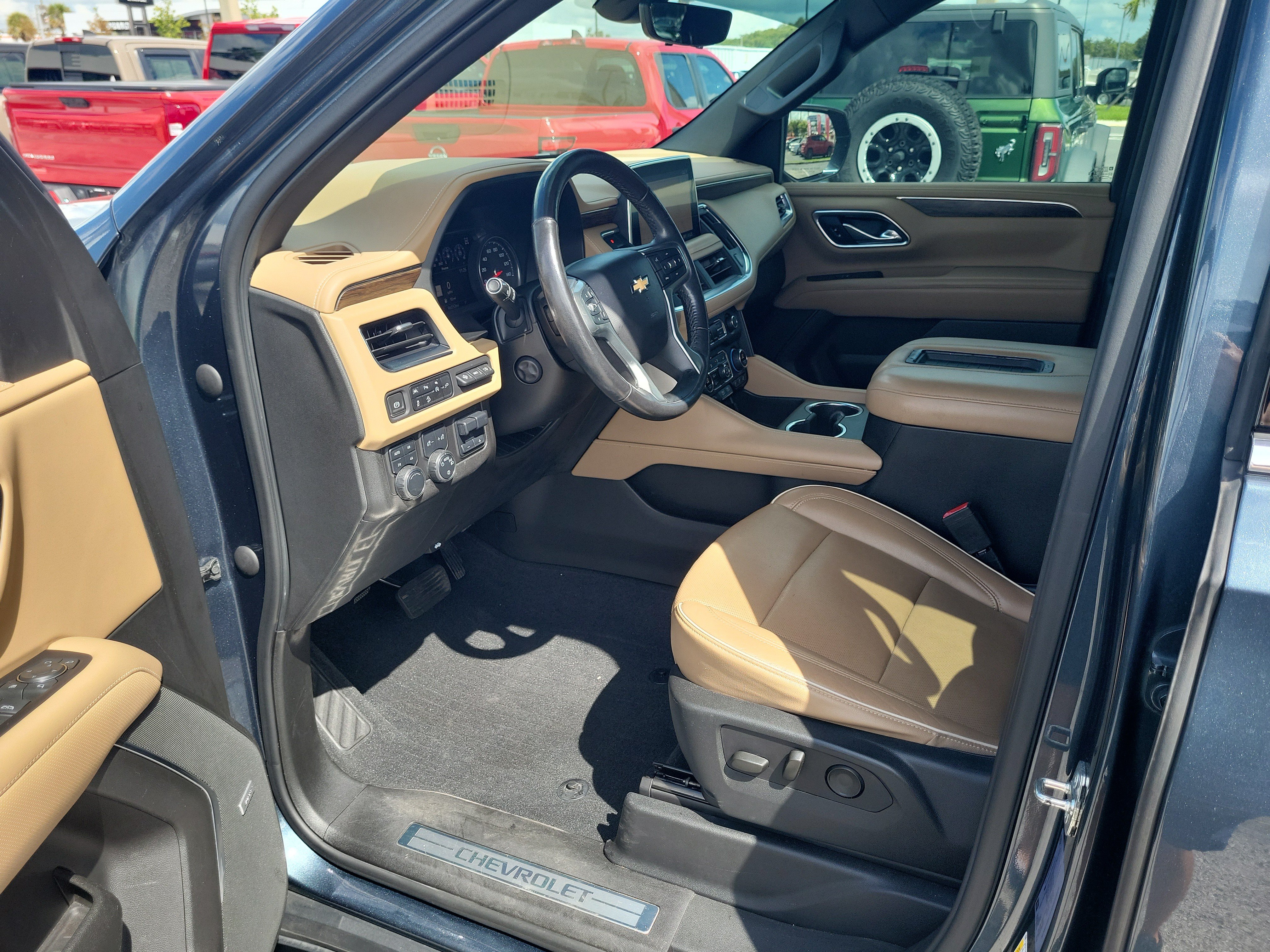 Used 2021 Chevrolet Tahoe Premier w/ Premium Package AWD/4WD image 12