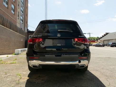 Used 2021 Mercedes-Benz GLB 250 4MATIC w/ Premium Package image 4