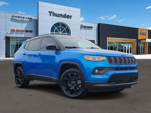 Used 2024 Jeep Compass Latitude w/ Convenience Group AWD/4WD image 1