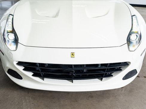 Used 2016 Ferrari California T image 15