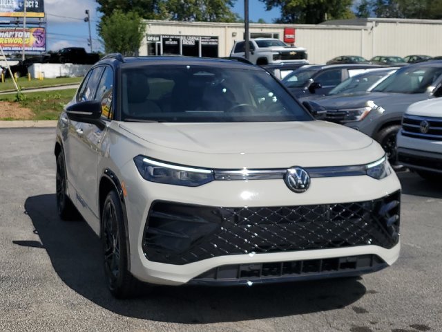 Certified 2026 Volkswagen Tiguan SE R-Line FWD image 3