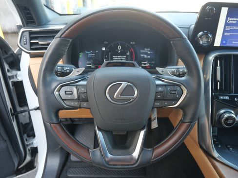 Certified 2025 Lexus LX 600 4WD w/ Luxury Package image 13