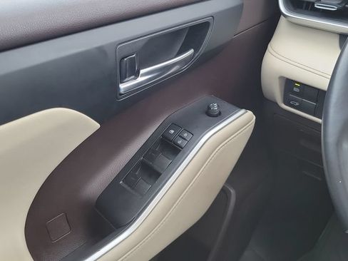Used 2021 Toyota Highlander XLE AWD/4WD image 20