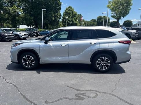 Used 2021 Toyota Highlander XLE FWD image 2