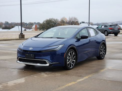 Used 2025 Toyota Prius Plug-In Hybrid image 2